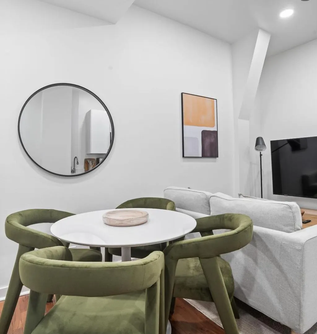 뉴욕 Minimalist Charm 2Br 1Bath 아파트