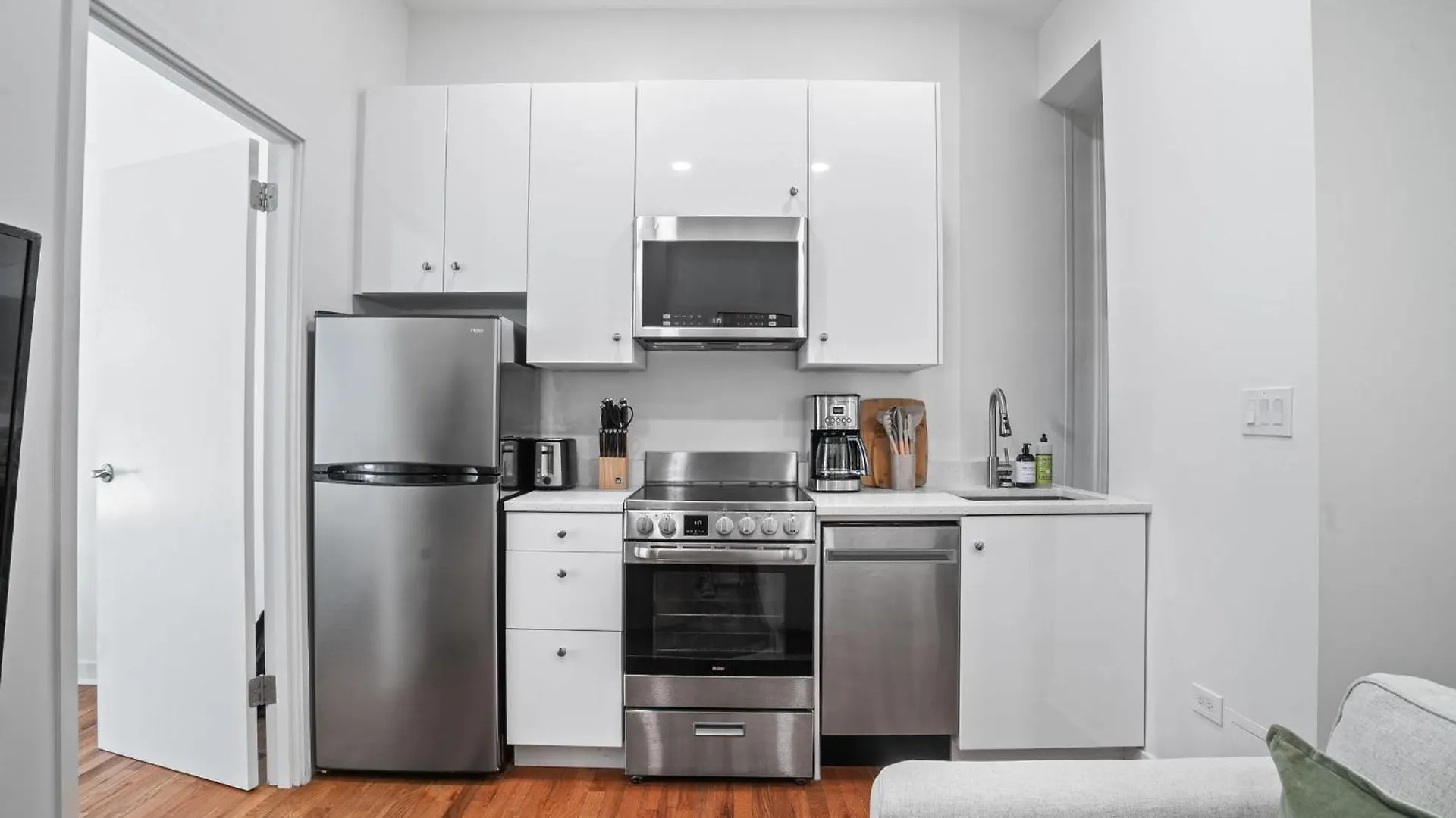 뉴욕 Minimalist Charm 2Br 1Bath 아파트