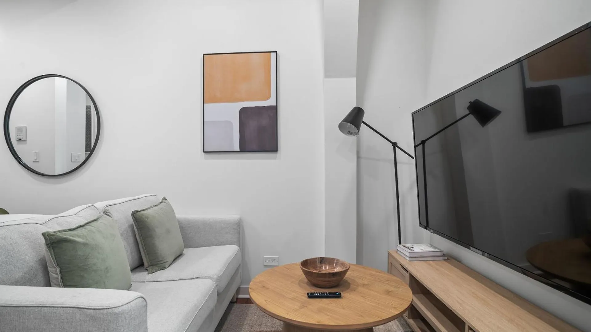뉴욕 Minimalist Charm 2Br 1Bath 아파트 0*,