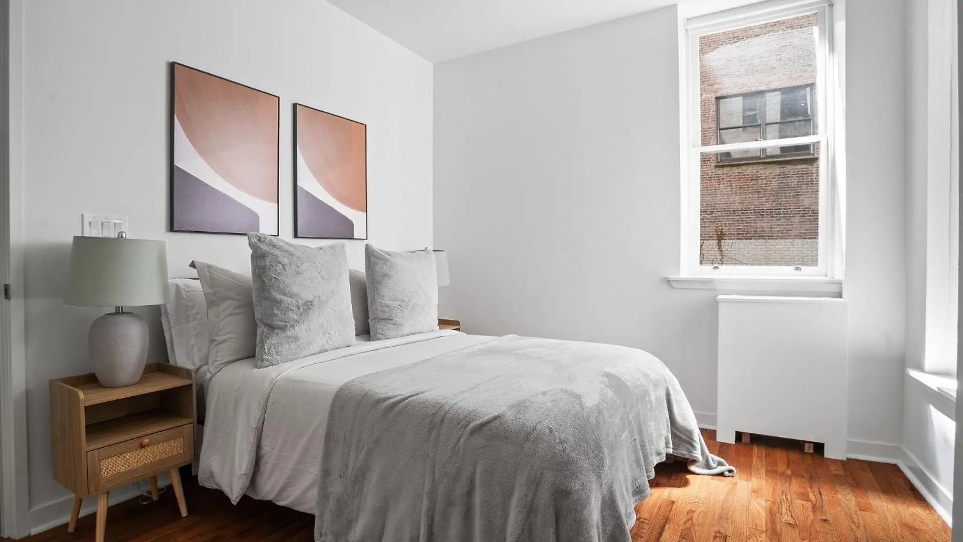 뉴욕 Minimalist Charm 2Br 1Bath 아파트